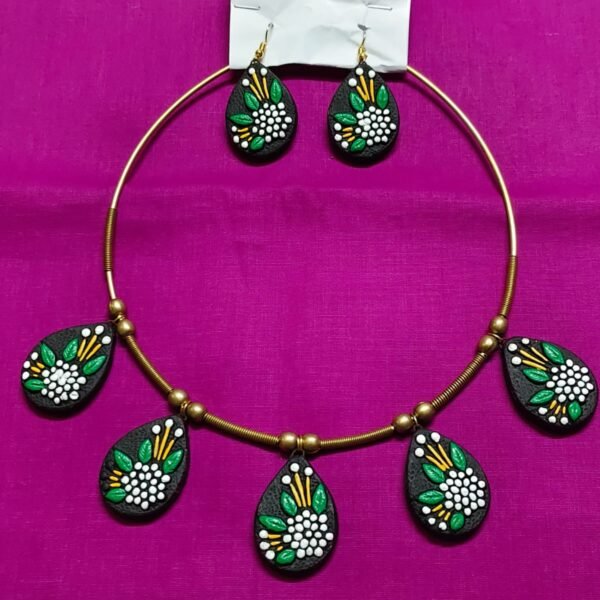 Elegant Floral Terracotta Necklace Set – Hand-Painted Teardrop Design