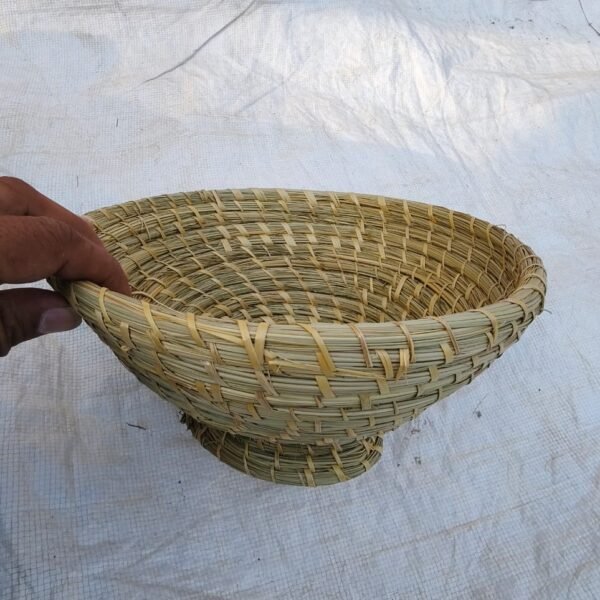 Handmade lotus-shaped natural grass basket – suitable for decoration and fruit storage
