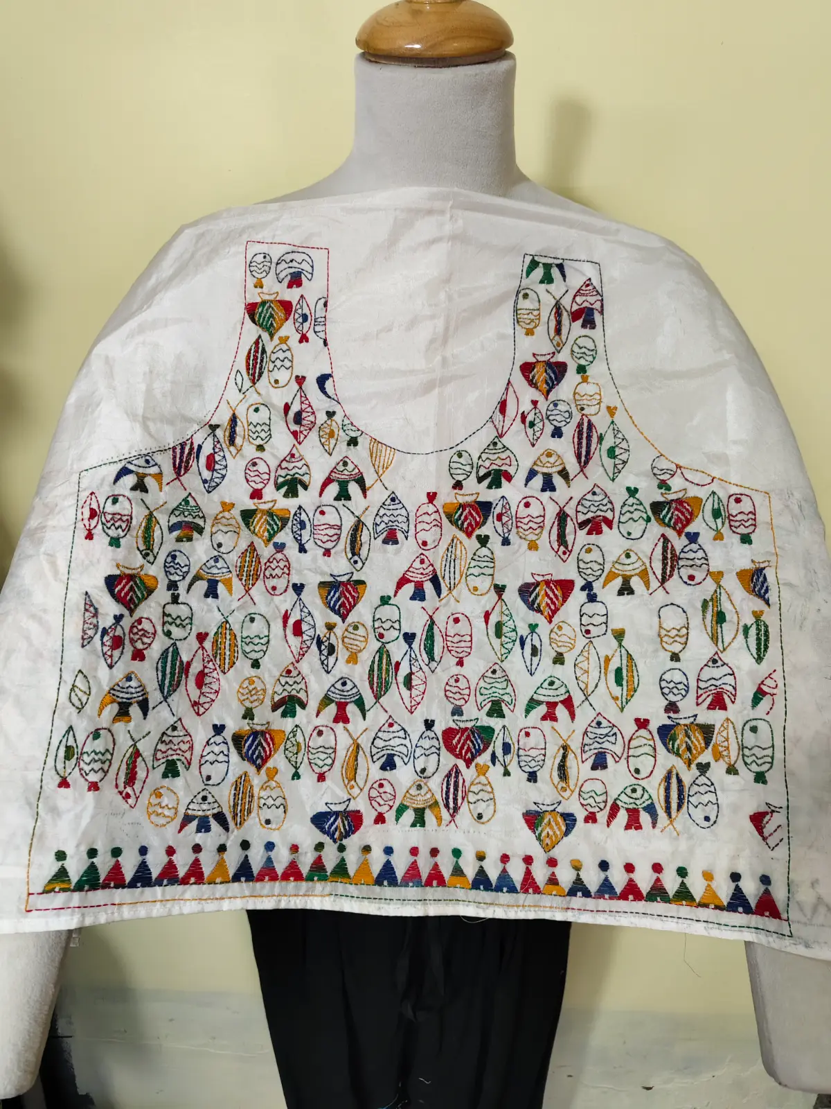 1000528029.webp White Silk Kantha Blouse Material – Multicolor Fish Motif Hand Stitch - Image 2