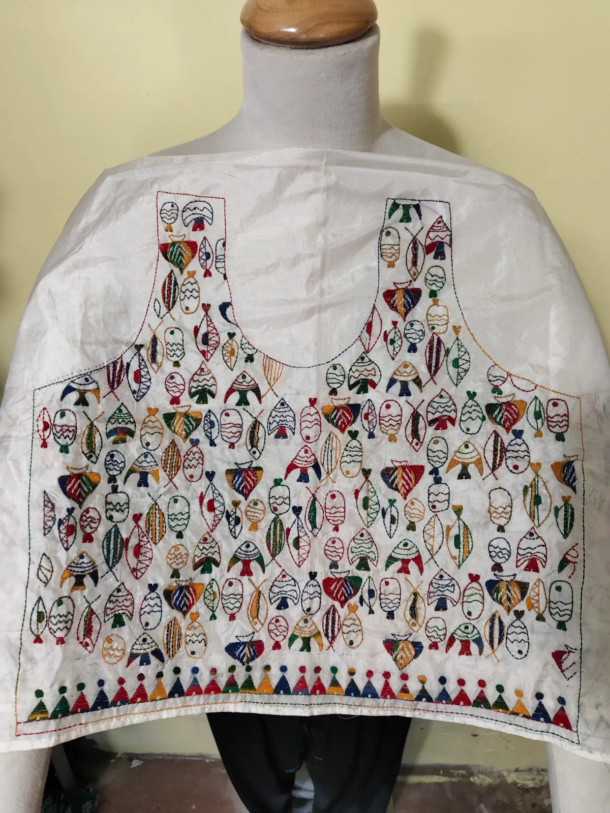 1000528030-1.webp White Silk Kantha Blouse Material – Multicolor Fish Motif Hand Stitch - Image 3