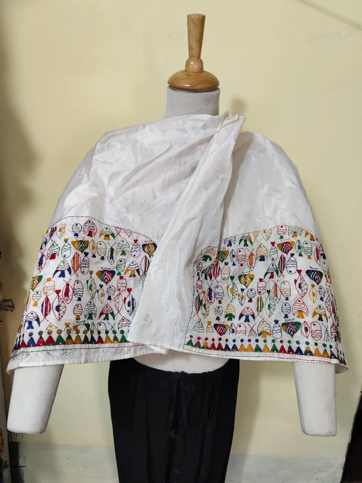 1000528031.webp White Silk Kantha Blouse Material – Multicolor Fish Motif Hand Stitch - Image 4