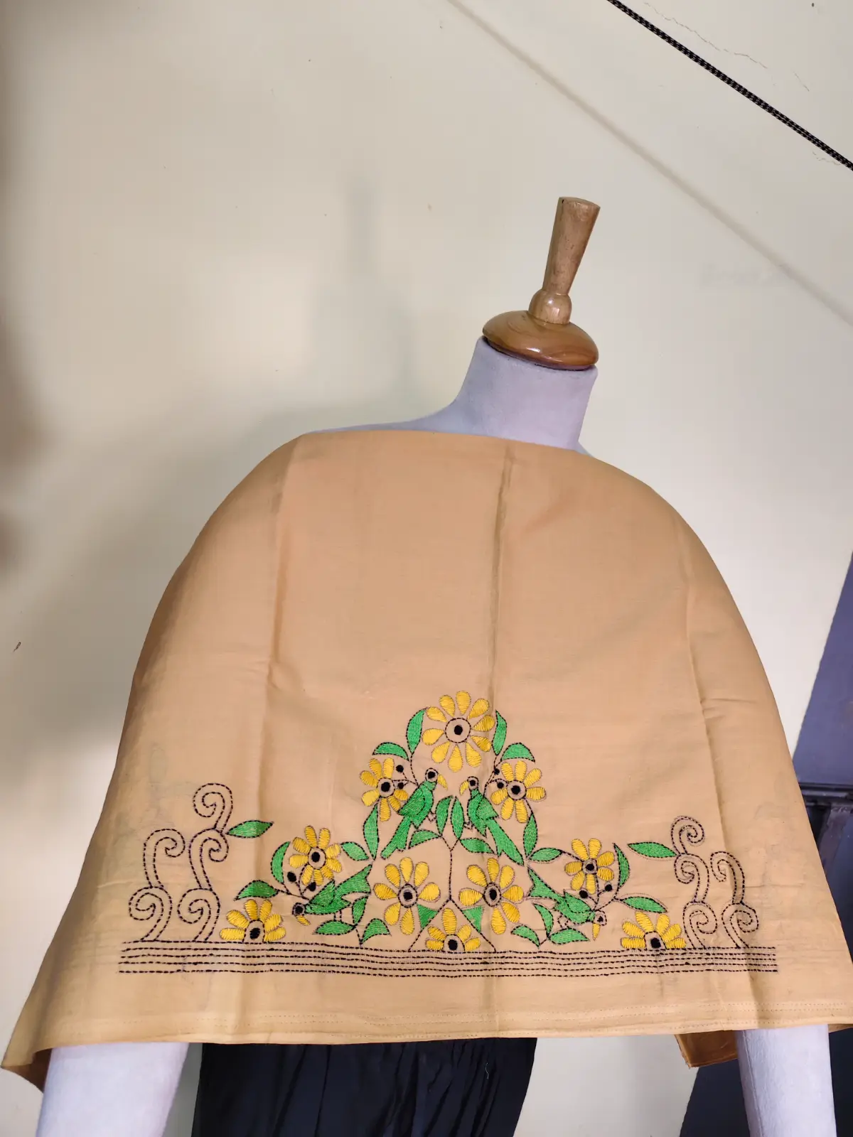 1000528064.webp Beige Cotton Kantha Stitch Blouse Material – Handmade Floral Embroidery - Image 4