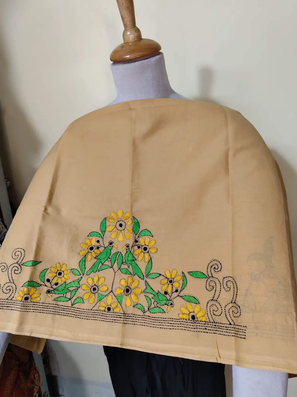1000528065.webp Beige Cotton Kantha Stitch Blouse Material – Handmade Floral Embroidery - Image 7