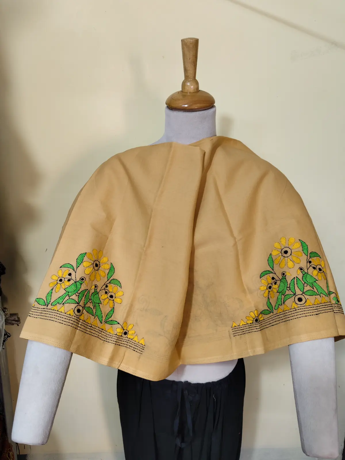 1000528066.webp Beige Cotton Kantha Stitch Blouse Material – Handmade Floral Embroidery - Image 6