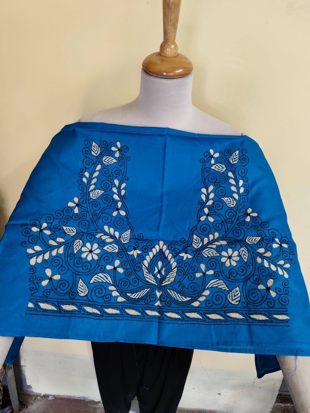 WhatsApp Image 2025-10-17 at 19.58.20_503481ee Royal Blue Silk Kantha Stitch Blouse Material –  White & Black Floral - Image 5
