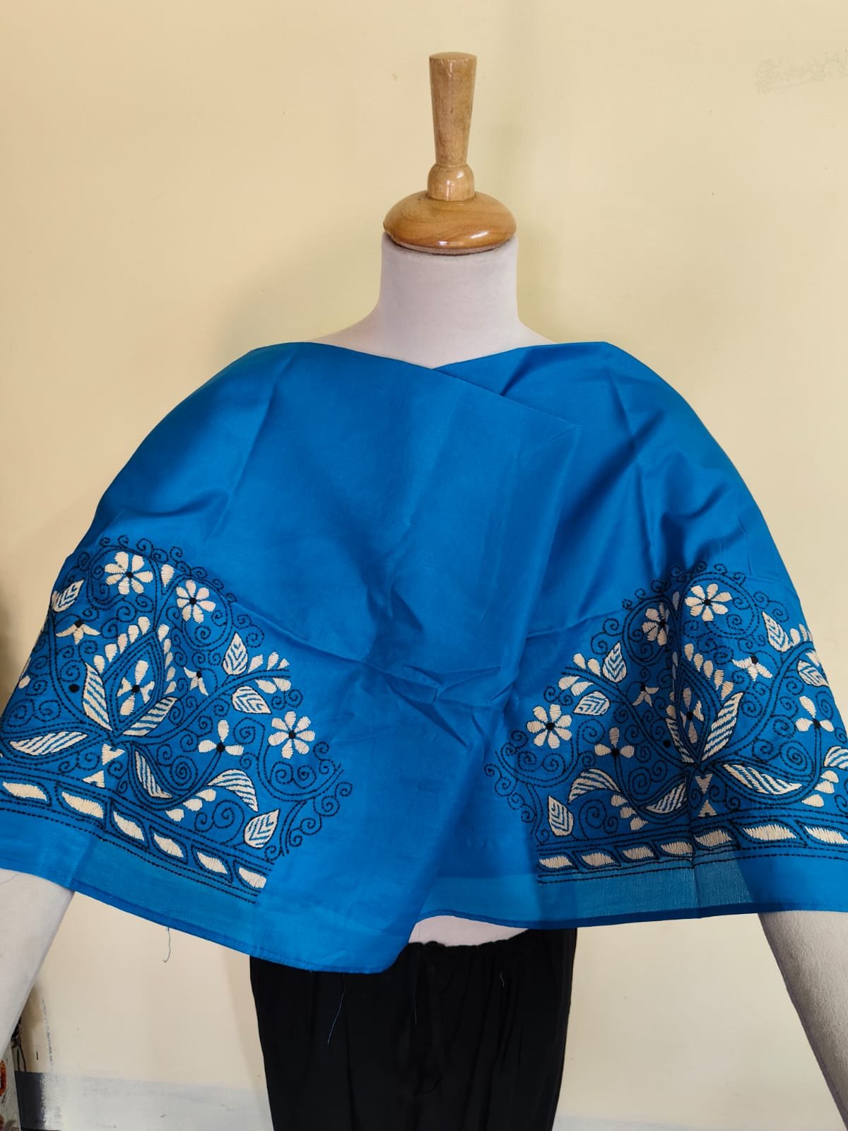 WhatsApp Image 2025-10-17 at 19.58.20_ca683deb Royal Blue Silk Kantha Stitch Blouse Material –  White & Black Floral - Image 6