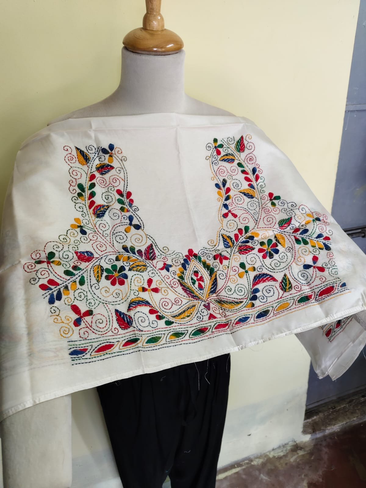 WhatsApp Image 2025-10-17 at 20.22.05_968ee4b3 Off-White Silk Kantha Stitch Blouse Material – Multicolor Hand Embroidery - Image 4