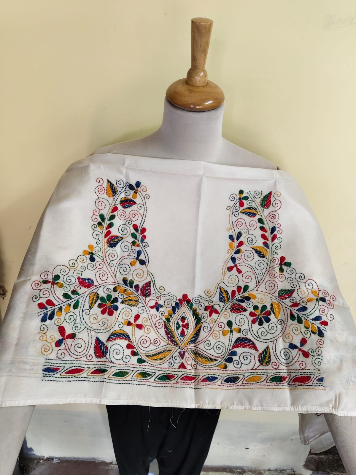 WhatsApp Image 2025-10-17 at 20.22.06_0a0d8e4b Off-White Silk Kantha Stitch Blouse Material – Multicolor Hand Embroidery - Image 6