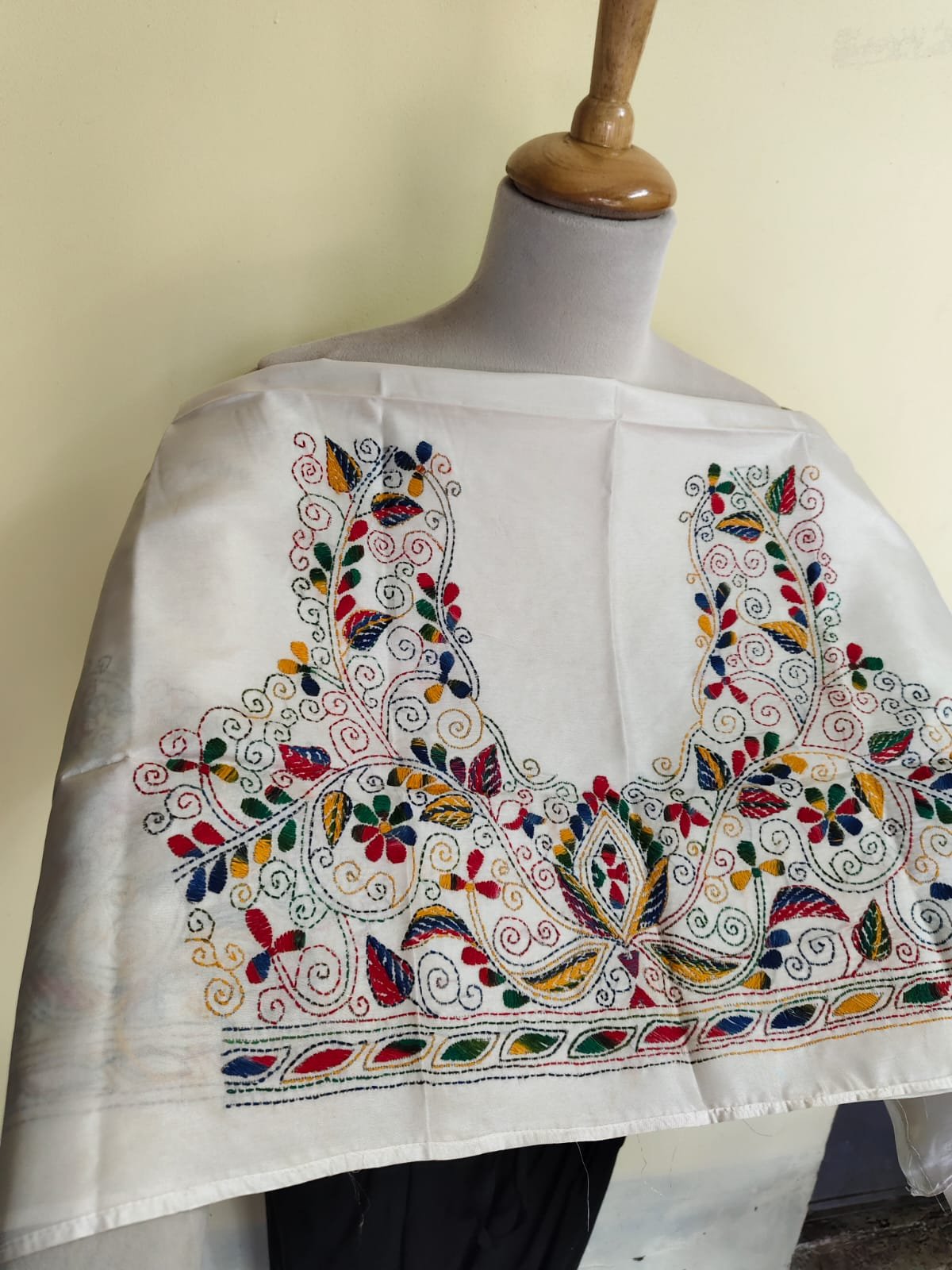 WhatsApp Image 2025-10-17 at 20.22.06_3c90bb6f Off-White Silk Kantha Stitch Blouse Material – Multicolor Hand Embroidery - Image 2