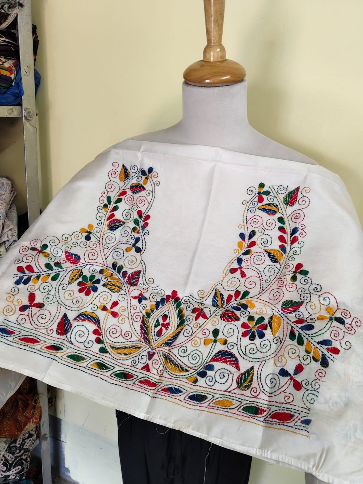 WhatsApp Image 2025-10-17 at 20.22.06_71794811 Off-White Silk Kantha Stitch Blouse Material – Multicolor Hand Embroidery - Image 3
