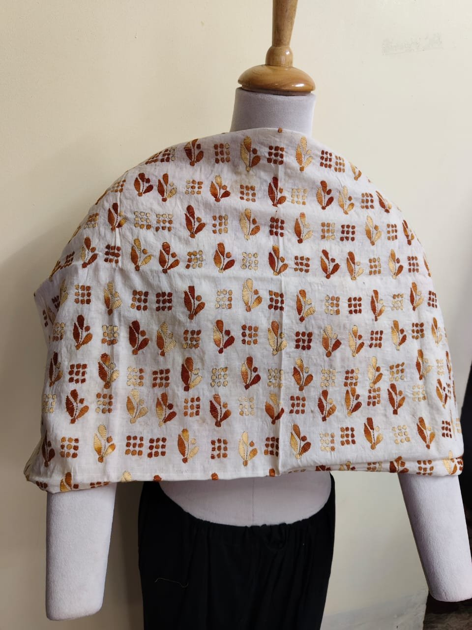 WhatsApp Image 2025-10-17 at 22.58.56_66e3e401 Off-White Cotton Kantha Blouse Material – Full Handmade Block Embroidery Work - Image 2