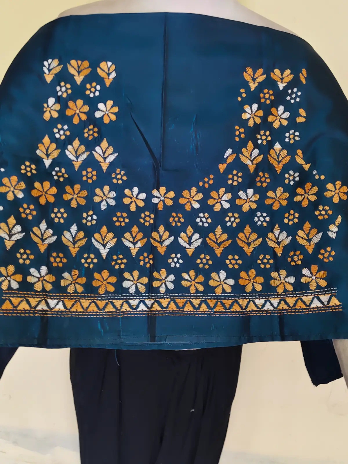 1001028907.webp Silk Kantha Stitch Blouse Material – Yellow and white flower - Image 1
